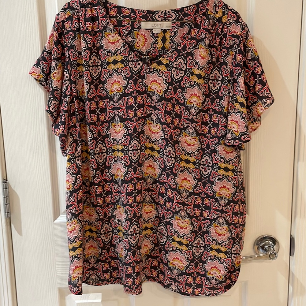 NWOT LOFT XLP Dark grey floral flutter sleeve blouse